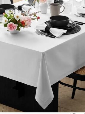 Williams Sonoma Hotel Tablecloth White 70” x 144” 100% Cotton Luxury Dining
